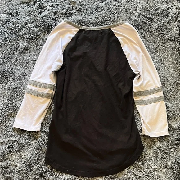 Derek Heart Black and White Long Sleeve Tee - Picture 4 of 4